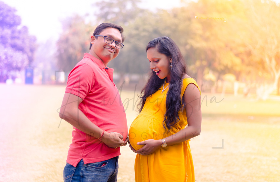 Maternity Photos with Husband | Maternity photography poses outdoors,  Maternity photography poses pregnancy pics, Fall maternity photos
