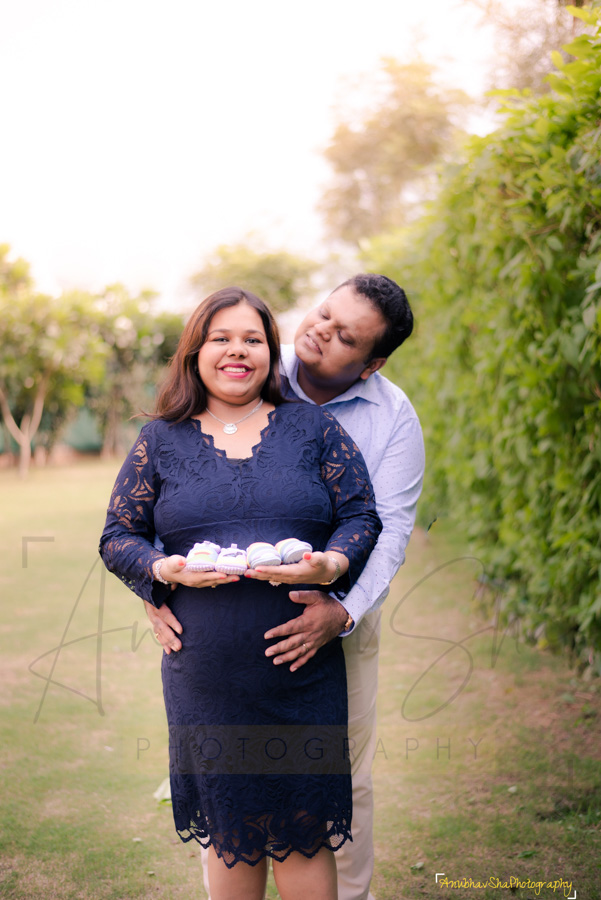Maternity-Photoshoot-Singapore-natural-light-and-poses-husband-and-wife |  White Room Studio