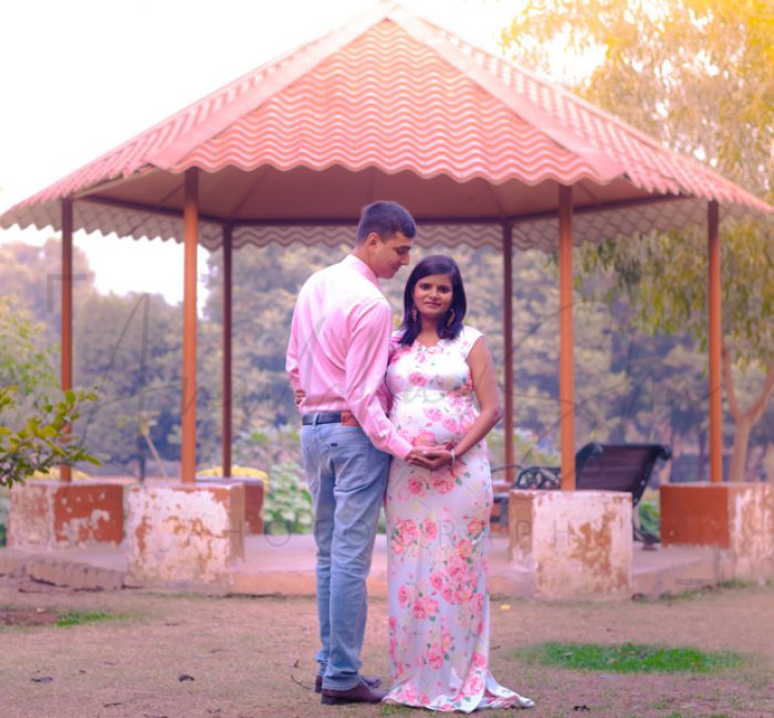 maternity pregnancy photography, outdoor, pregnant wife posing with husband, love, posing, care, anubhavshaphotography