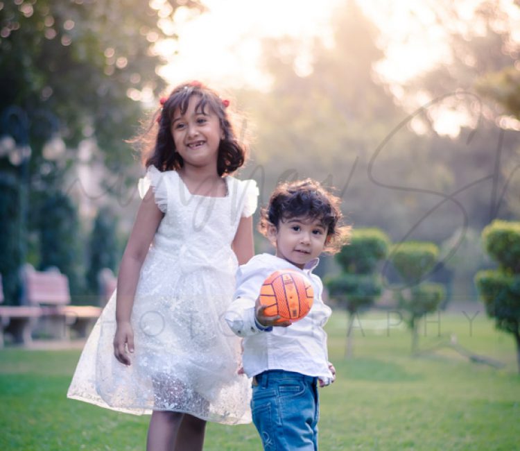 sibling photoshoot outdoor, Delhi, 1 year boy, 6 years girl, laughing, playing, posing, anubhavshaphotography